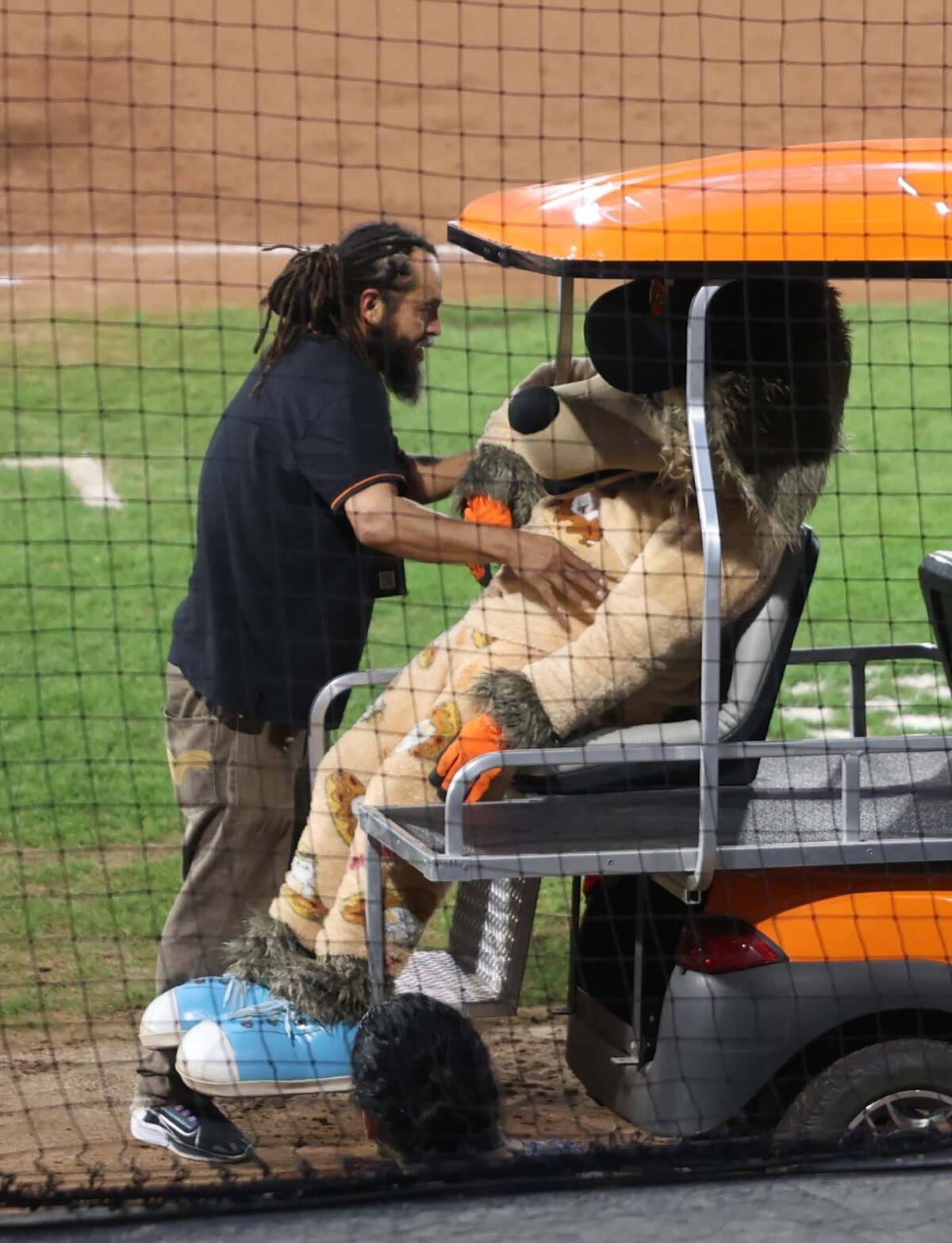 La mascota de Naranjeros, Beto Coyote, llegó desvelado al estadio. (Foto: Teodoro Borbón)