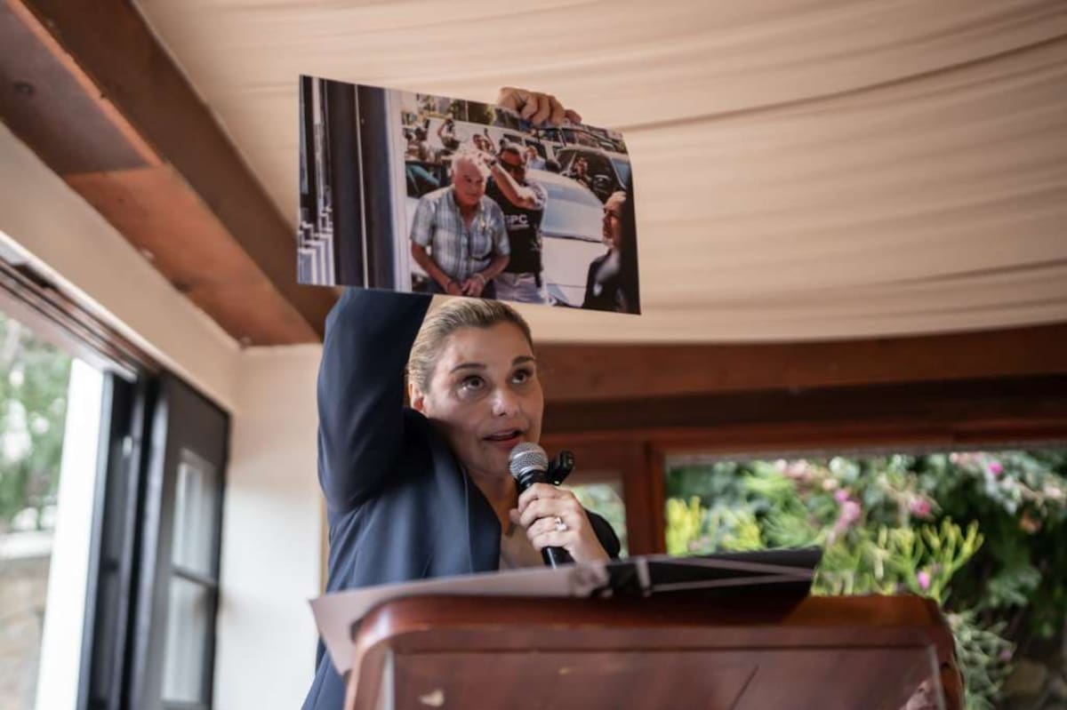 Familiares, ciudadanos y representantes de organizaciones participaron en Tijuana en la presentación del Comité Plural por la Libertad de Ernesto Ruffo. Foto: Border Zoom.