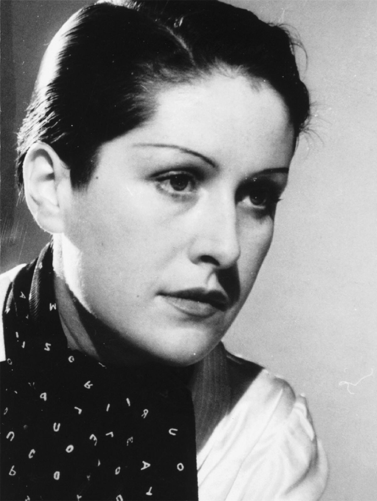 Dora Maar
Francia, 1907–1997
Dora Maar (anónima, retrato en blanco y negro, ¾ de cuerpo, 1930)