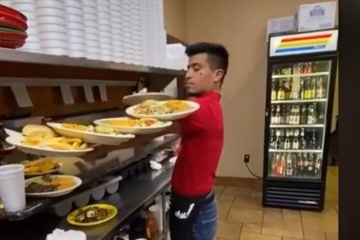 Mesero se hace viral en TikTok por la manera de cargar tantos platos con un brazo