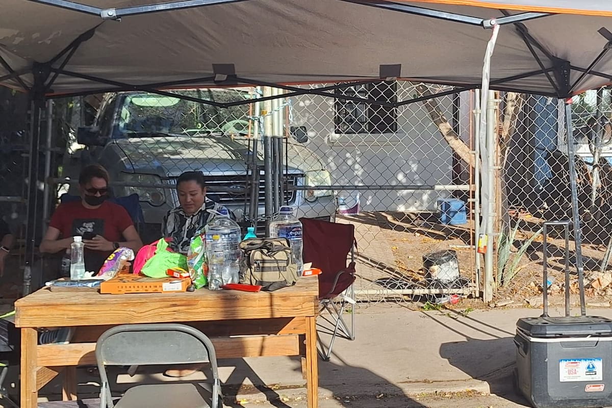 Pide apoyo de la gobernadora para recuperar su casa invadida