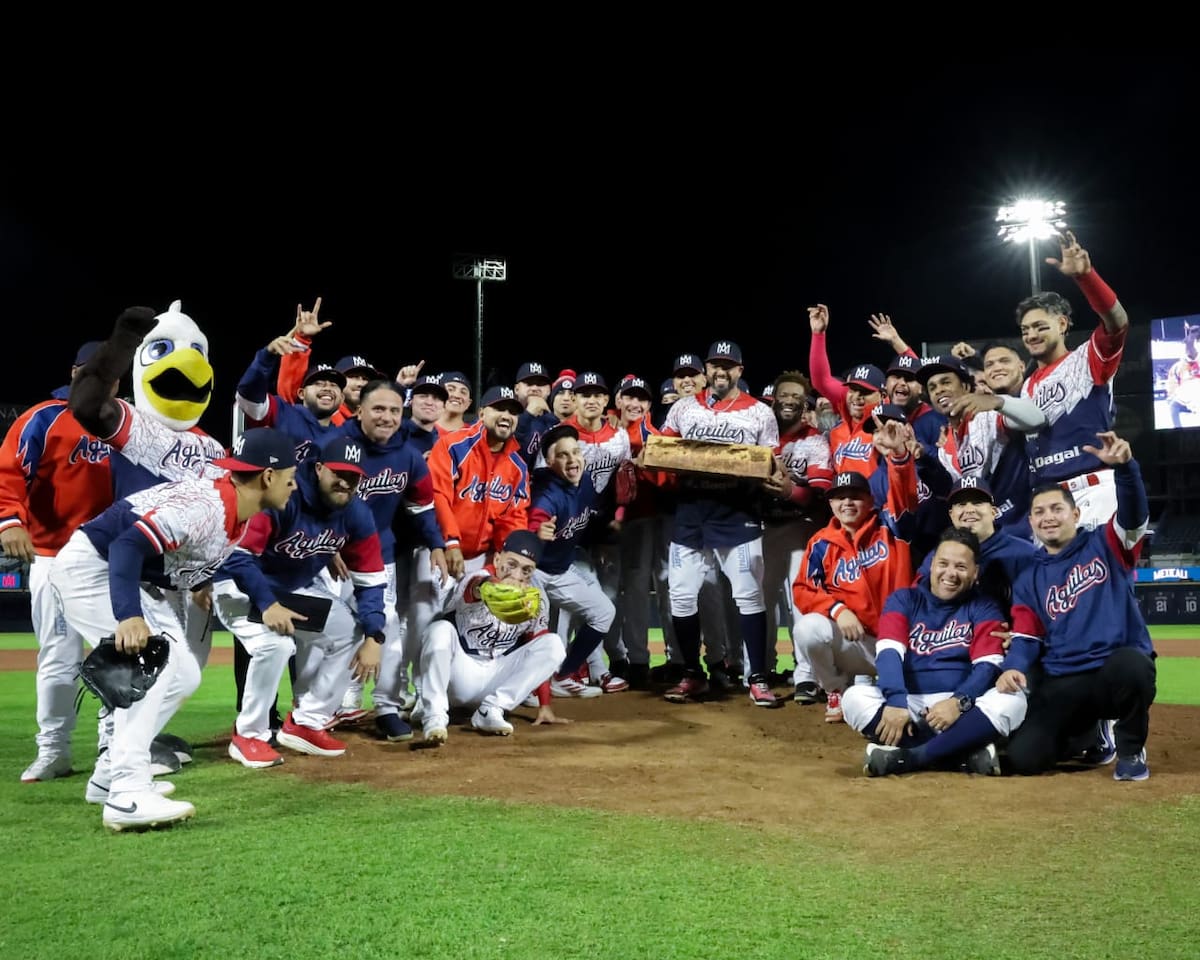Jake Sánchez se tomó una foto grupal para el recuerdo con el resto de sus compañeros de equipo. (Foto: Javier Gallegos)