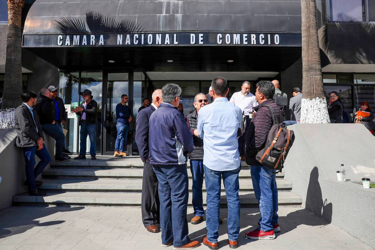 Representantes de grupo gremiales de la Canaco buscaron ingresar a las instalaciones para buscar al presidente Julián Palombo.