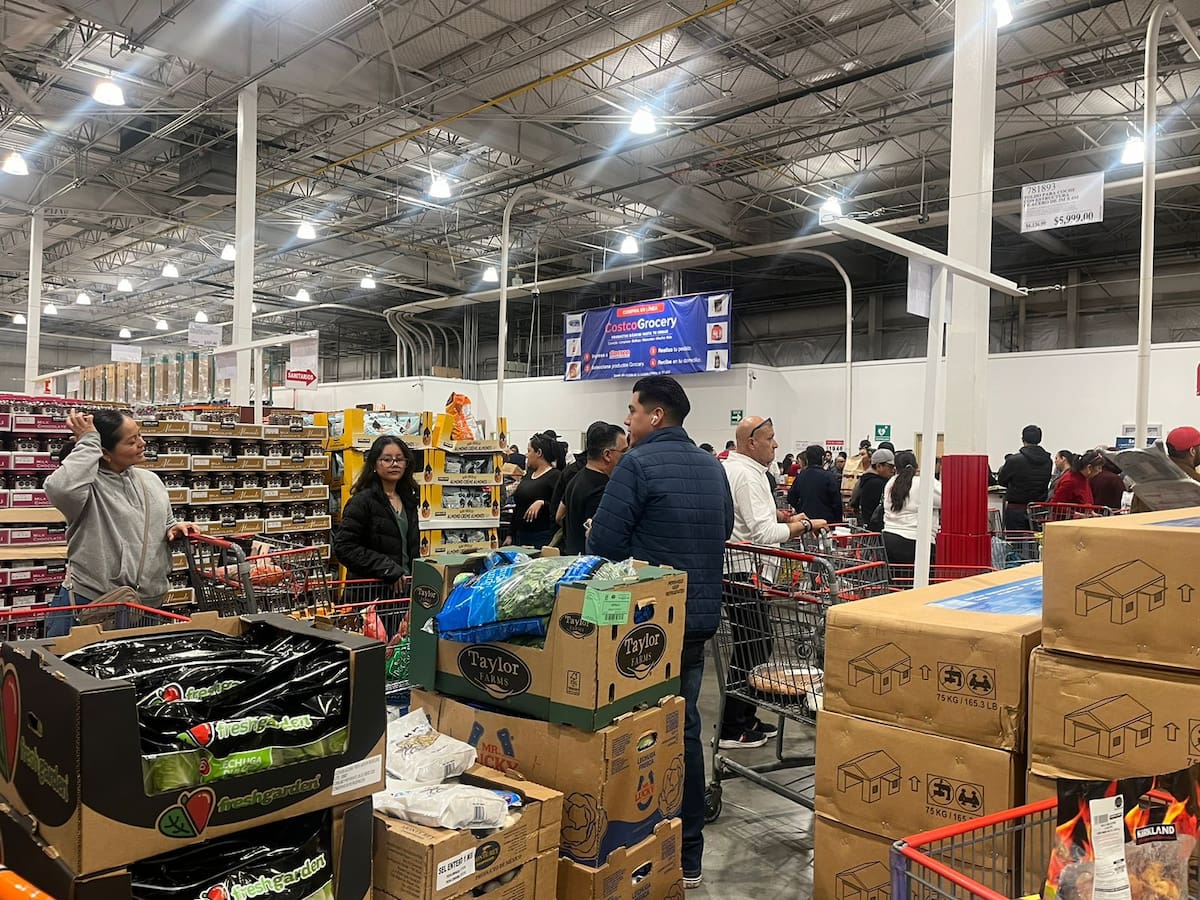 Los compradores aseguran que la espera es de más de una hora para encontrar estacionamiento.