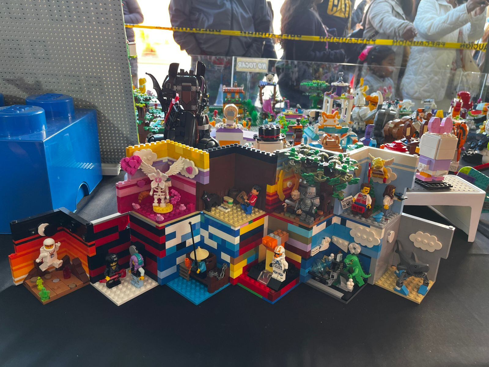 Cientos de personas participaron en el evento organizado por Tom Simpson, presidente de Baja LUG, que además mantiene una exhibición permanente en el Museo del Coleccionista de Tijuana y en marzo cambiará a temática oriental. Foto : Baja Lug