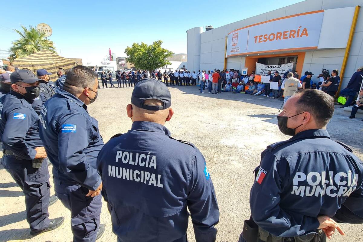 Jubilados y pensionados del Ayuntamiento bloquean acceso a módulo de Tesorería Municipal