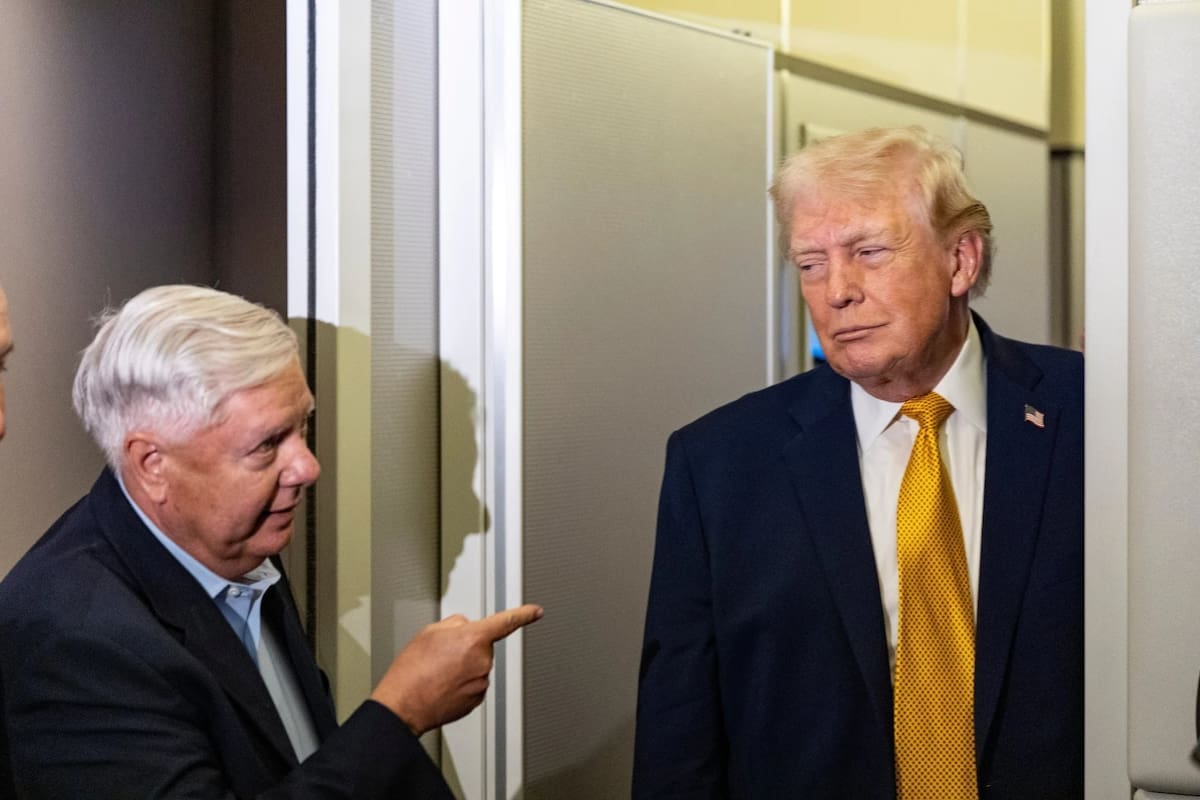 El senador Lindsey Graham, RS.C., a la izquierda, hace un gesto mientras el presidente Donald Trump habla con los periodistas durante un vuelo en el Air Force One, el 4 de enero de 2026, cuando regresaban a la Base Conjunta Andrews, Maryland. | Crédito: AP/Alex Brandon, archivo
