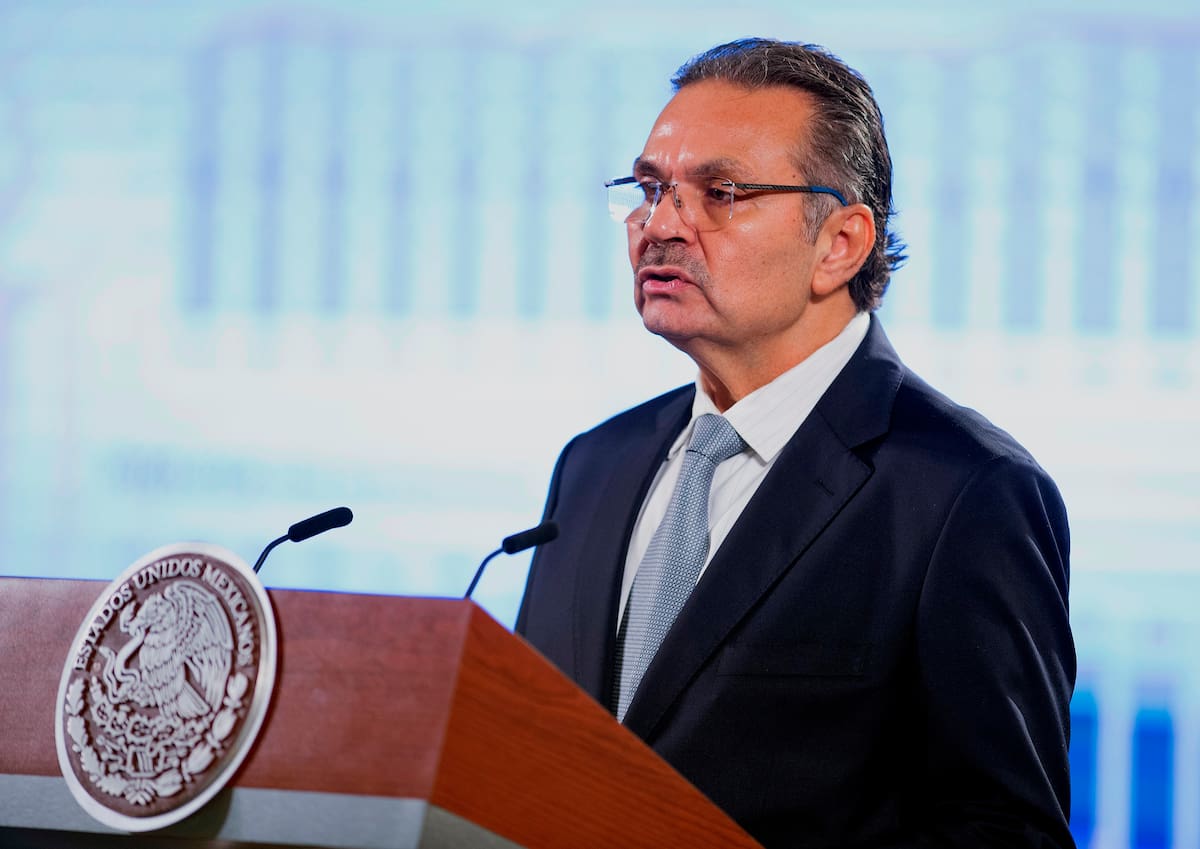 senadores de distintos partidos exigieron que el exdirector de la empresa estatal, Octavio Romero Oropeza, rinda cuentas por los pasivos acumulados durante su administración, los cuales podrían superar el billón de pesos.