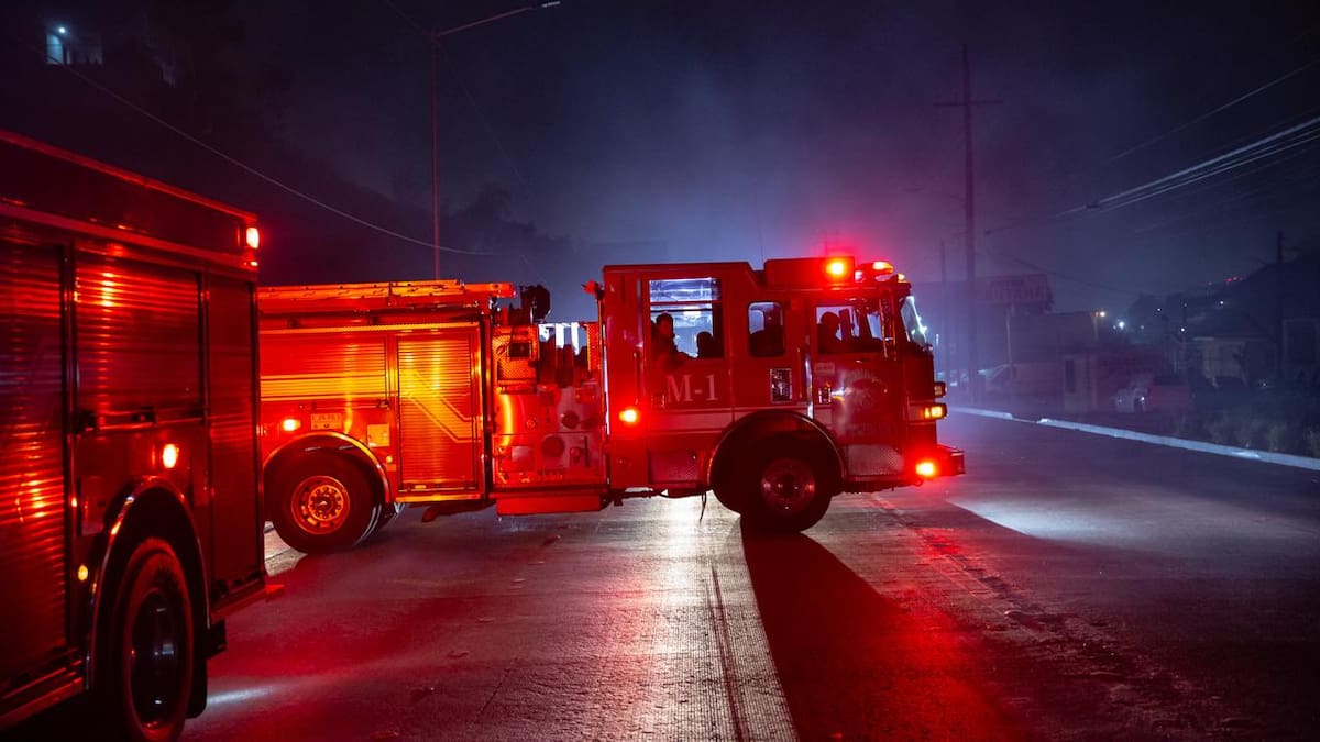 Tras incendio en Monterrey rescatan a tres menores, dos con autismo, tras quedar atrapados en su casa
