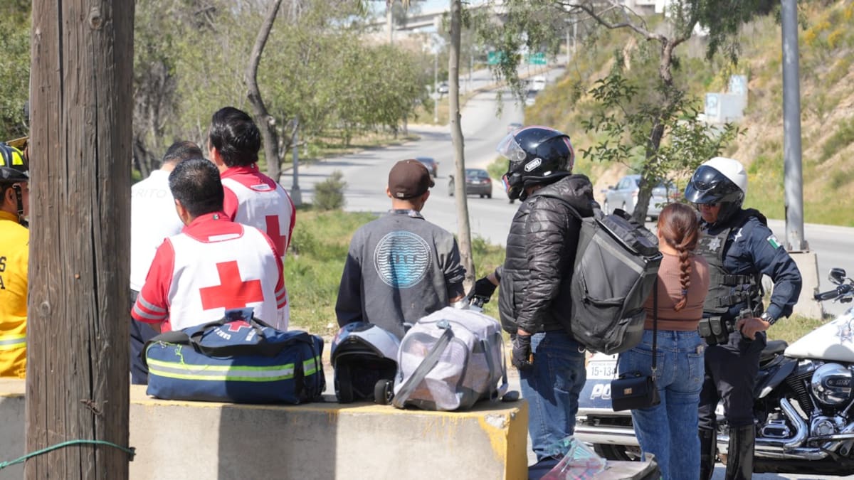 El conductor fue atendido por paramédicos luego de ser embestido por un automóvil; la presunta responsable fue detenida en el lugar. Foto: Carlos Cruz
