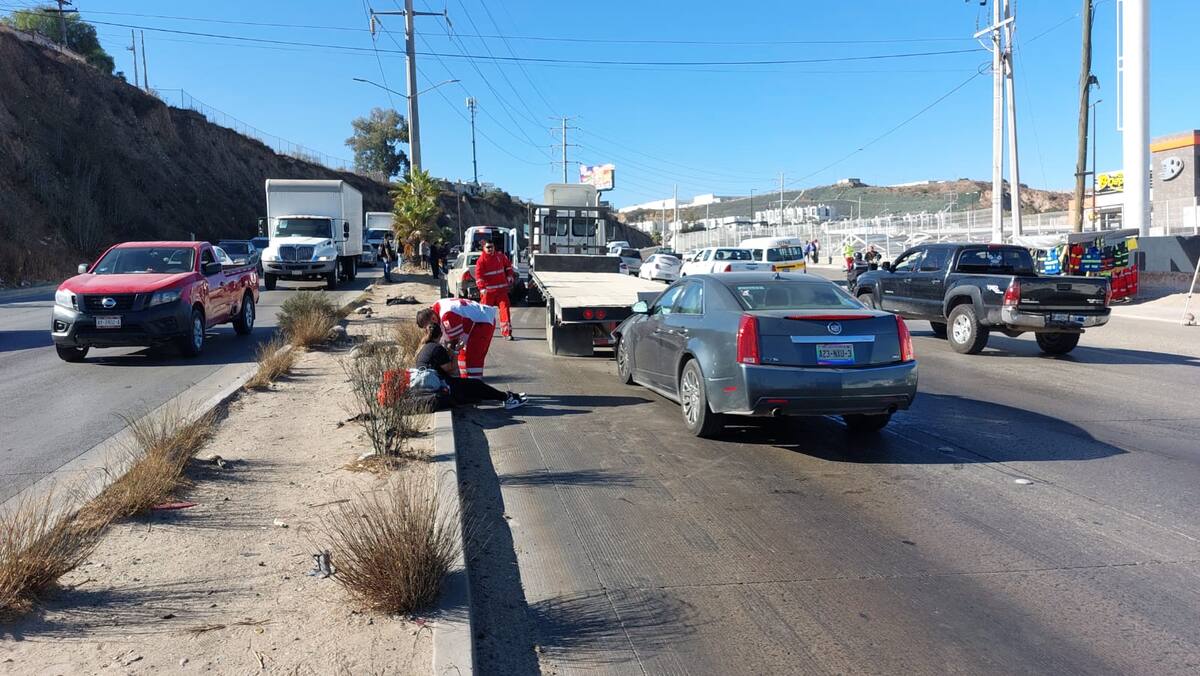 Paramédicos de la Cruz Roja atienden a los conductores de los vehículos, aunque no se reportan lesionados de gravedad.