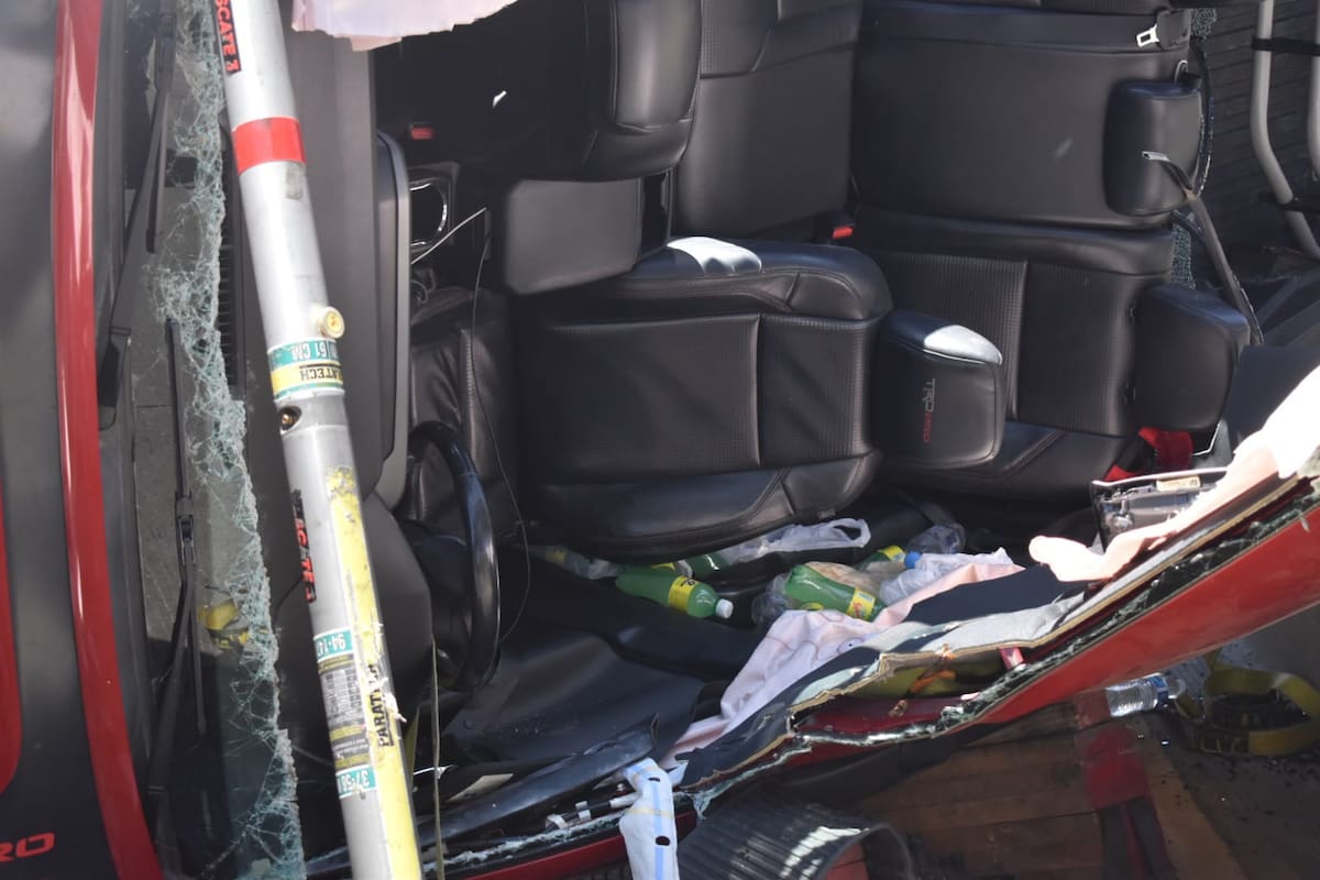 Detienen a conductora por provocar la volcadura de un auto