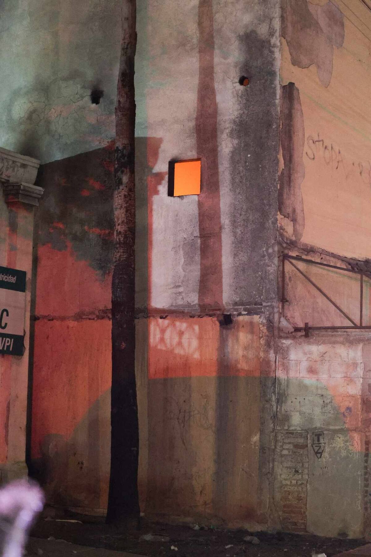 Arden llamas al interior del edificio. / Imagen de Gerardo D. Gonsález