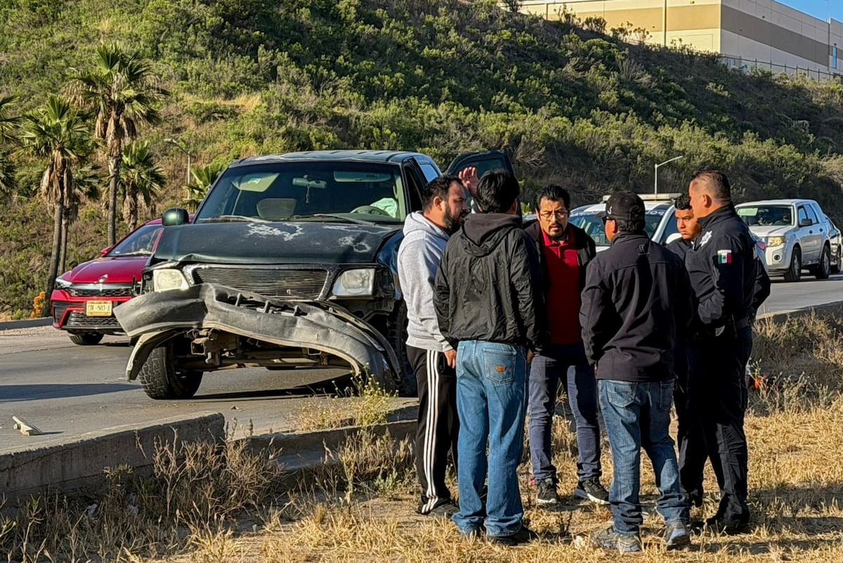 El accidente involucró cuatro vehículos y generó tráfico en dirección a El Refugio durante la mañana de este martes. Foto: Border Zoom