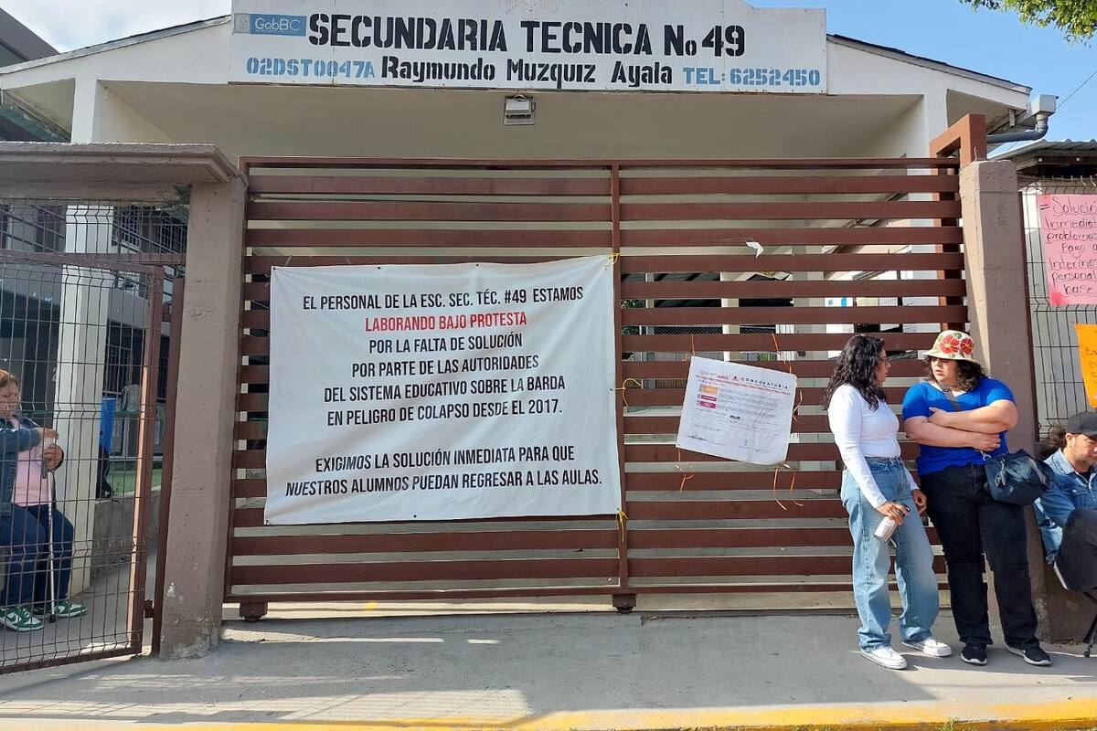 Sigue en paro secundaria 49 ante riesgo de colapso de barda