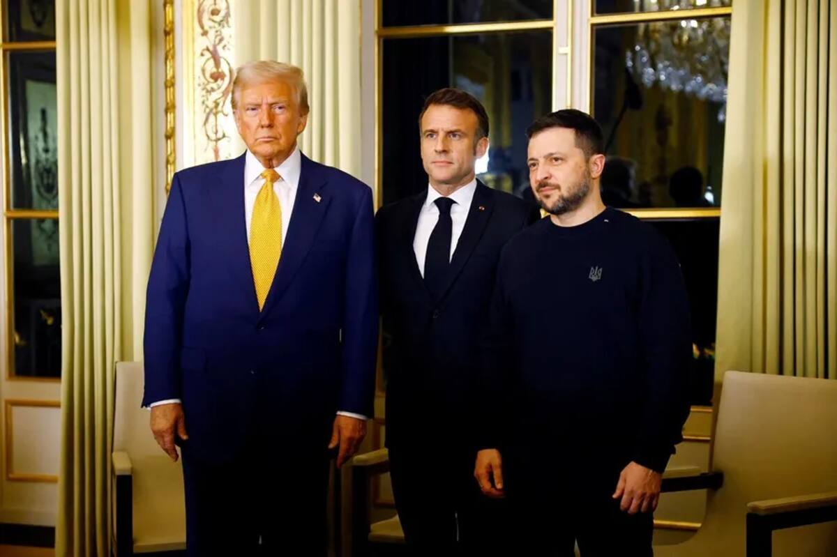 El mandatario francés Emmanuel Macron (centro) posa junto al presidente estadounidense Donald Trump (izquierda) y el presidente ucraniano Zelenski. / EFE