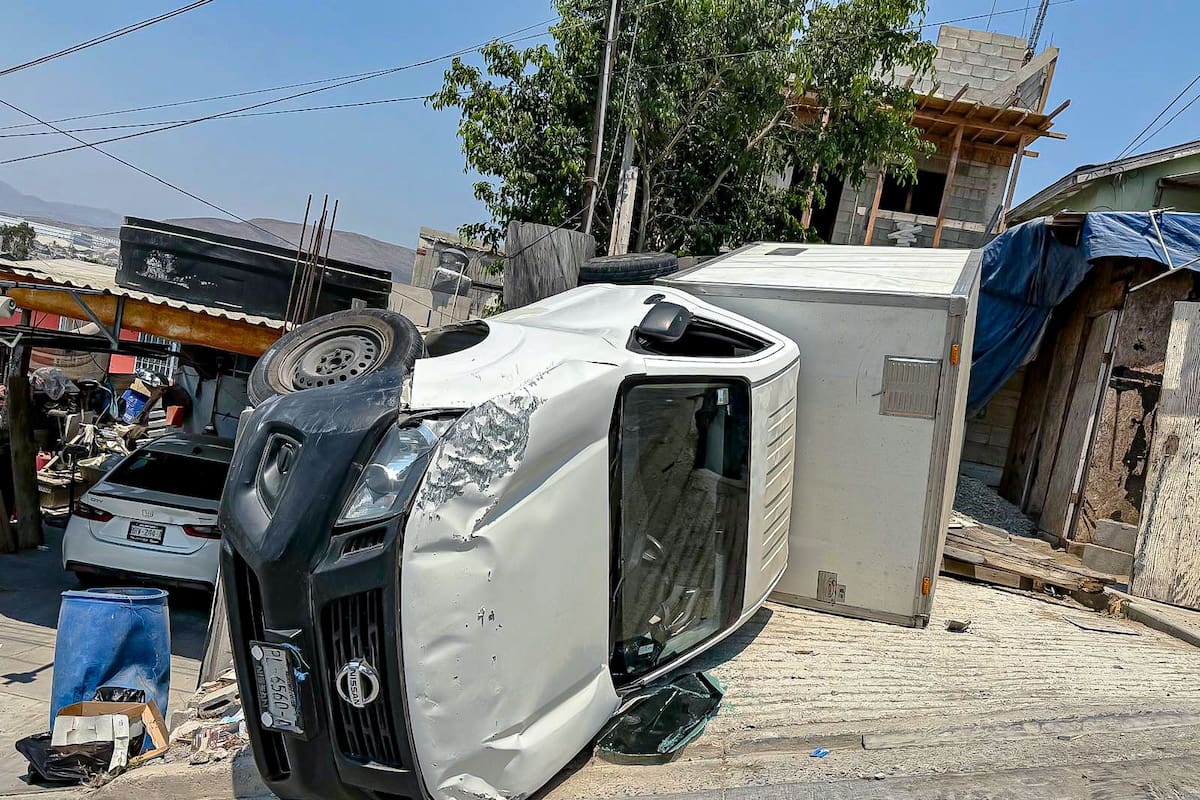 Camión repartidor vuelca al subir una rampa en el Florido