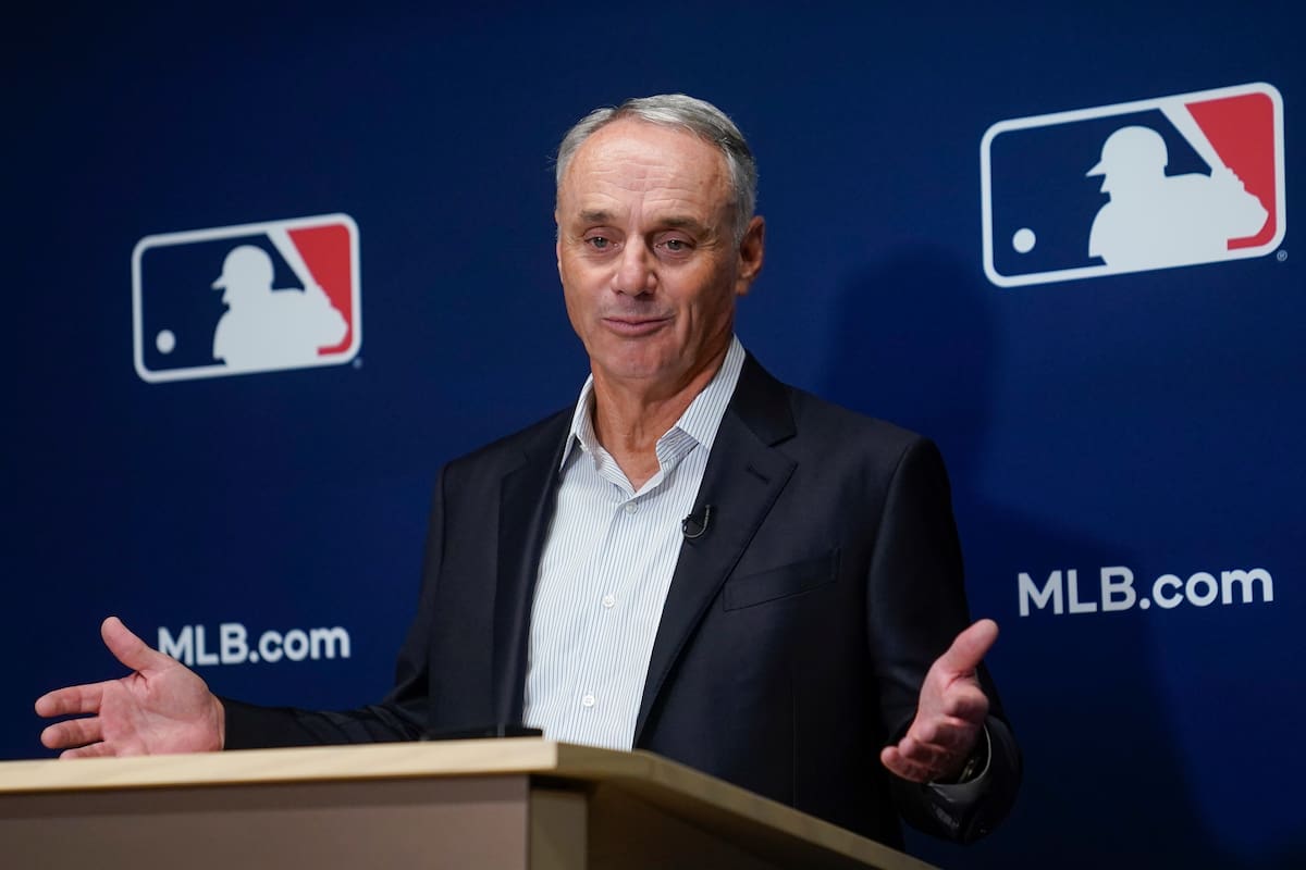El comisionado de las Grandes Ligas Rob Manfred habla con integrantes de la prensa. (AP Foto/John Minchillo)