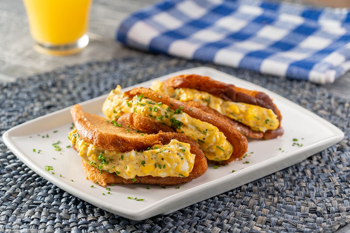 Sándwich frito de ensalada de huevo