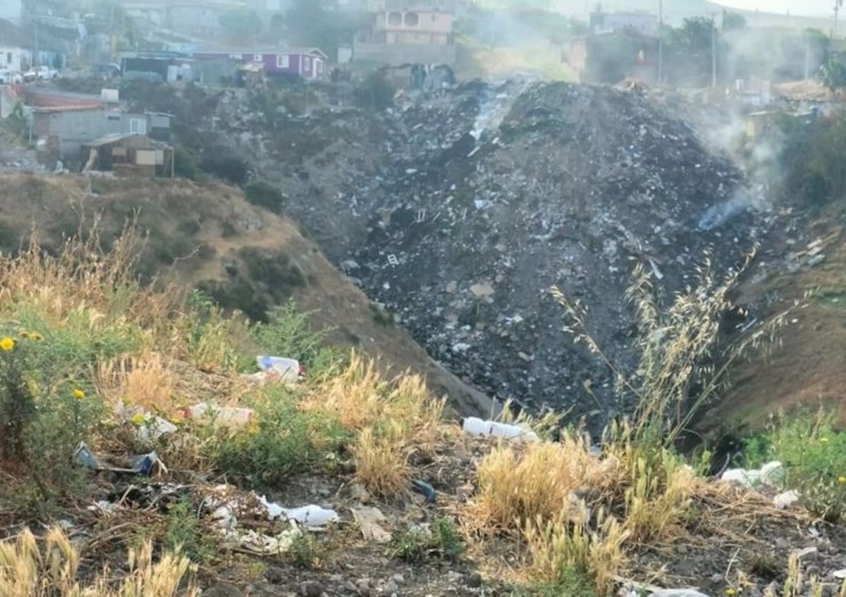 Vecinos del fraccionamiento Alcatraces denunciaron la operación de un basurero clandestino que, desde hace dos años, ha provocado incendios, contaminación y presuntas amenazas contra quienes intentan reportarlo. Foto: Cortesía