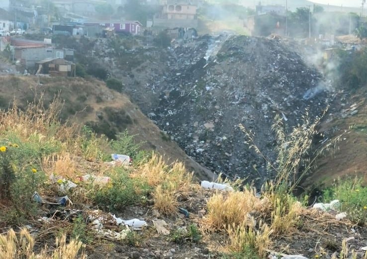 Vecinos del fraccionamiento Alcatraces denunciaron la operación de un basurero clandestino que, desde hace dos años, ha provocado incendios, contaminación y presuntas amenazas contra quienes intentan reportarlo. Foto: Cortesía