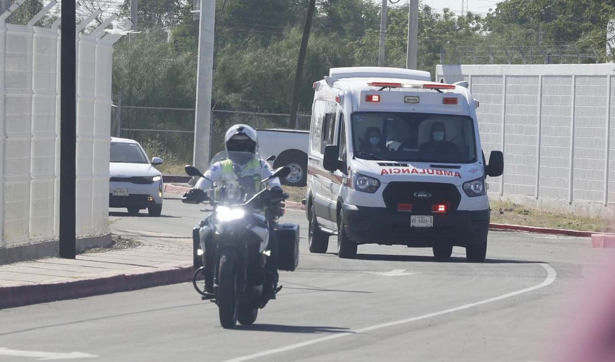 Un agente de Tránsito abrió el paso a la ambulancia que trasladaba a María Isabel Morales. FOTO: TEODORO BORBÓN