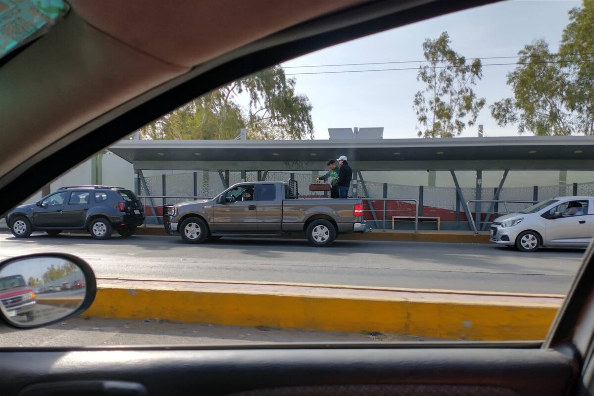 ¡Tenían que ser del norte!: Jóvenes arman carnita asada en fila de vacunación