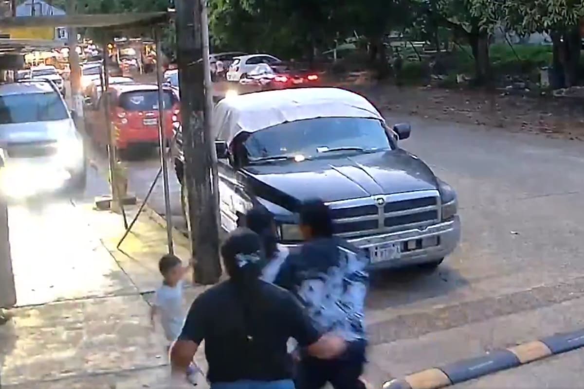 Video capta momento en que una familia se salva de ser atropellada en Veracruz; buscan al conductor