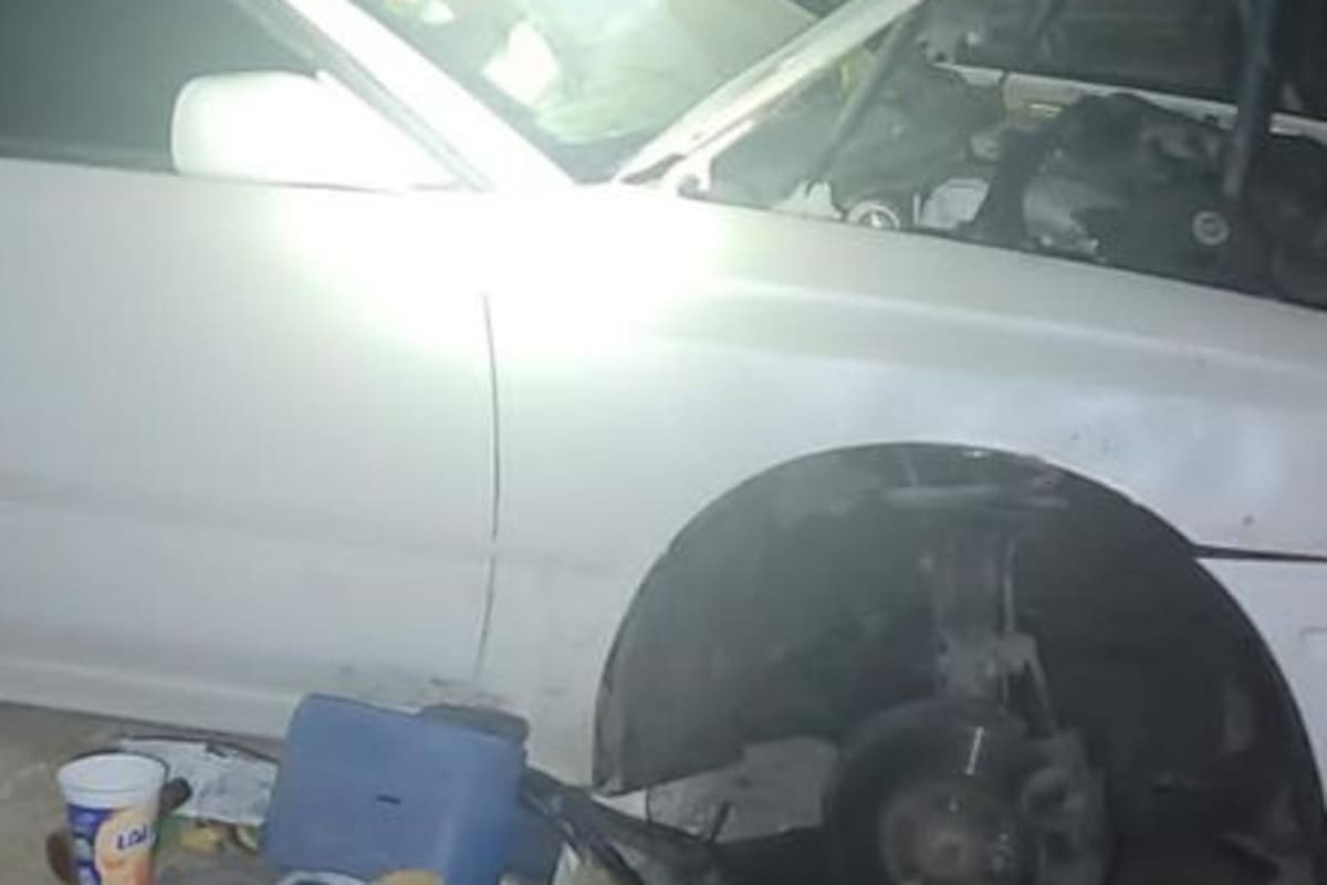 Hombre muere al caerle auto encima