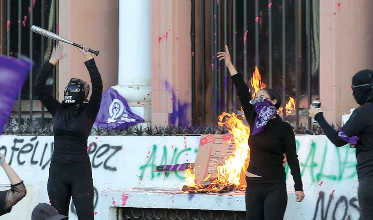 Jóvenes mujeres que participaron en la marcha por el Día Internacional de la Mujer en Hermosillo, protestan por fuera del edificio del Poder Judicial del Estado, el cual fue dañado con pintas y fuego. FOTO: ELEAZAR ESCOBAR
