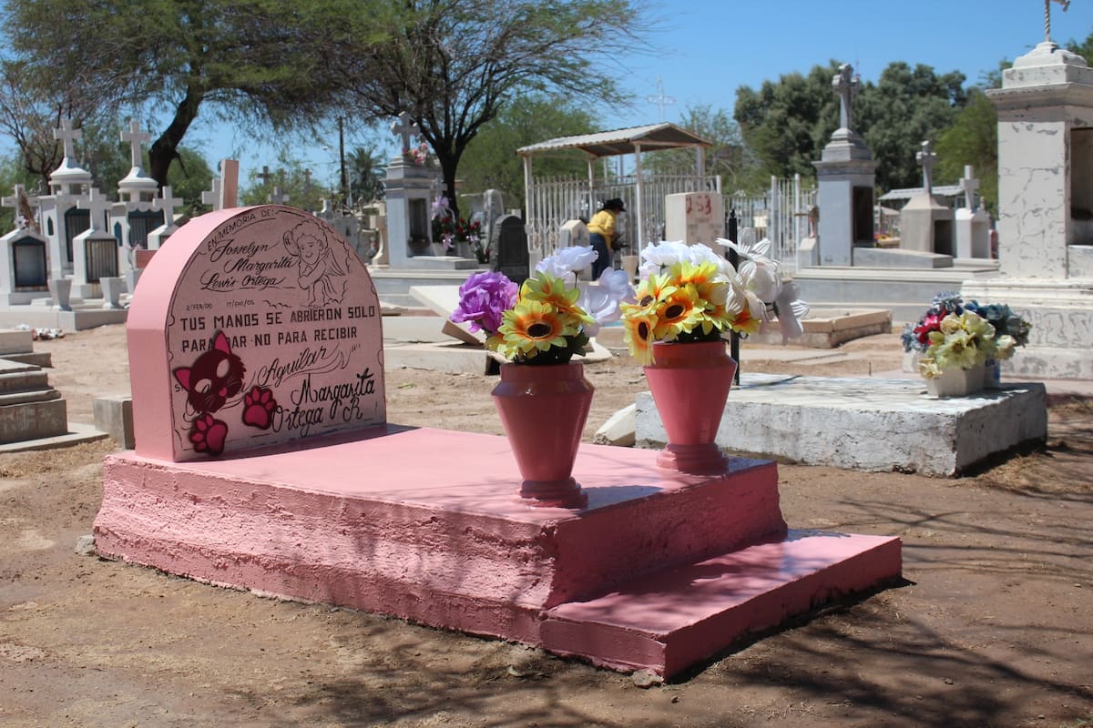 Durante el transcurso del día se registró la visita de aproximadamente 200 personas, quienes llegaron con flores, veladoras y recuerdos.│Foto: Said Morones