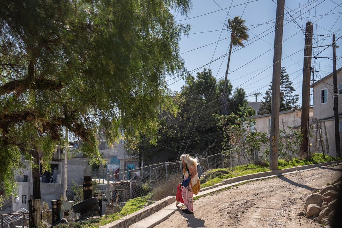 En la colonia El Valle, sobre la calle Paseo del Roble se quedaron sin servicio eléctrico luego de escuchar la explosión de un transformador. Foto: Border Zoom