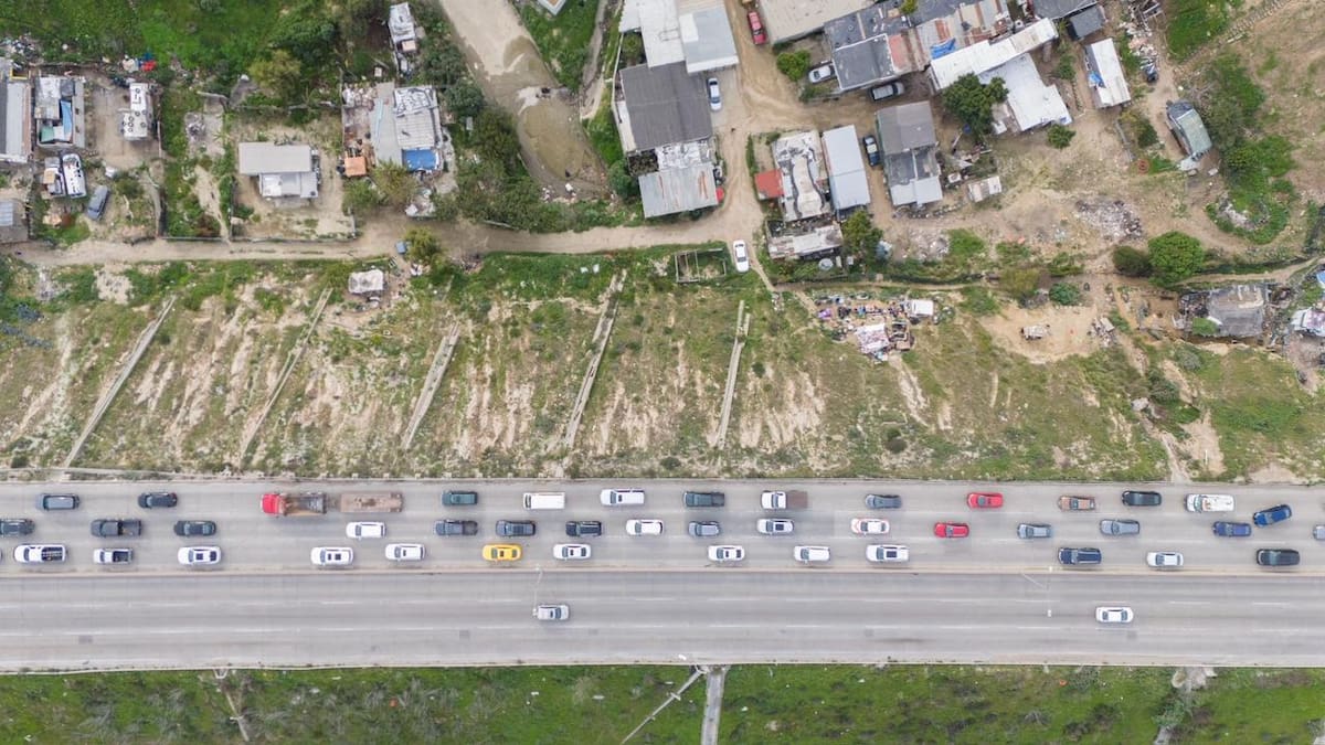 Debido a las obras de reencarpetado ha generado tráfico intenso los accesos de entrada y salida a Playas de Tijuana. Foto: Border Zoom