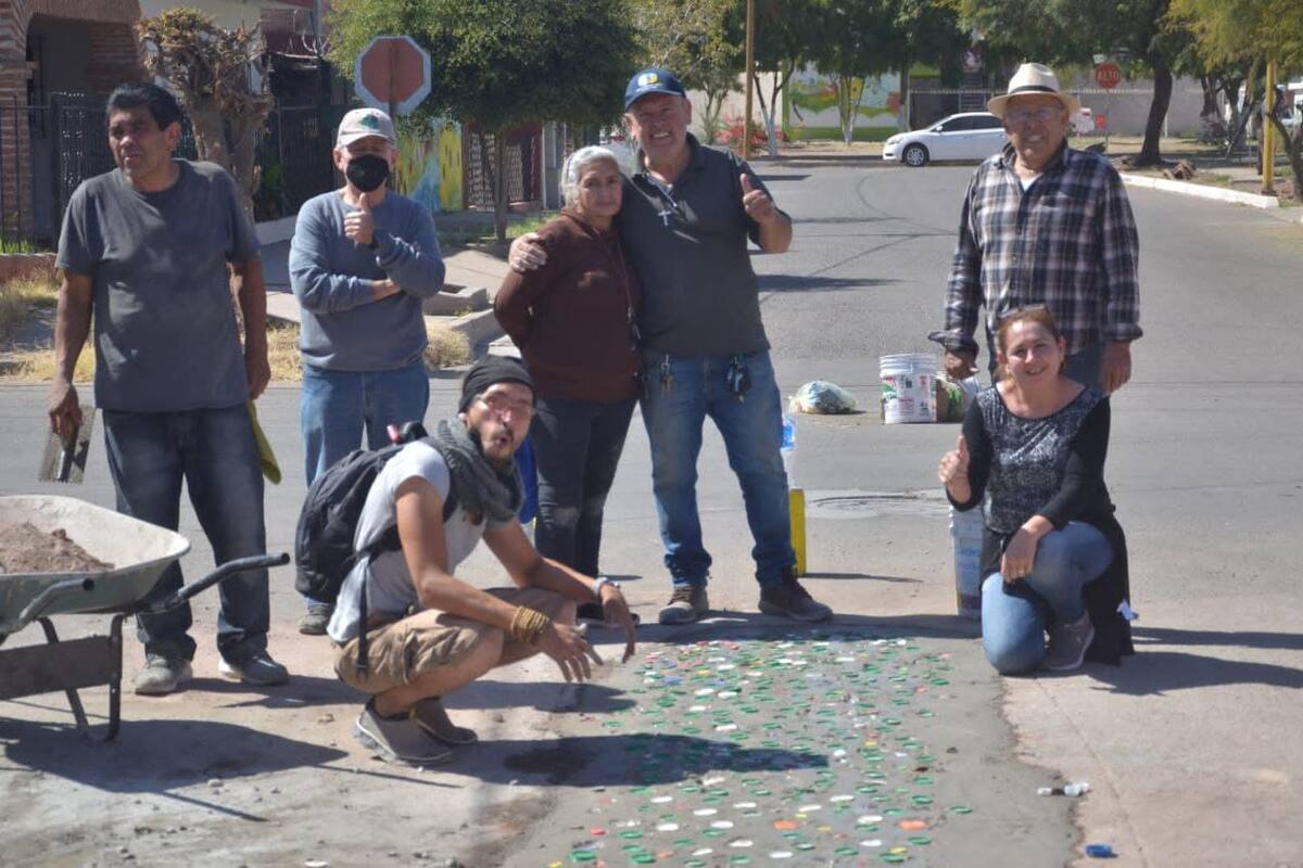 Reparan baches vecinos de una colonia de Ciudad Obregón con cemento, tapas y mosaico