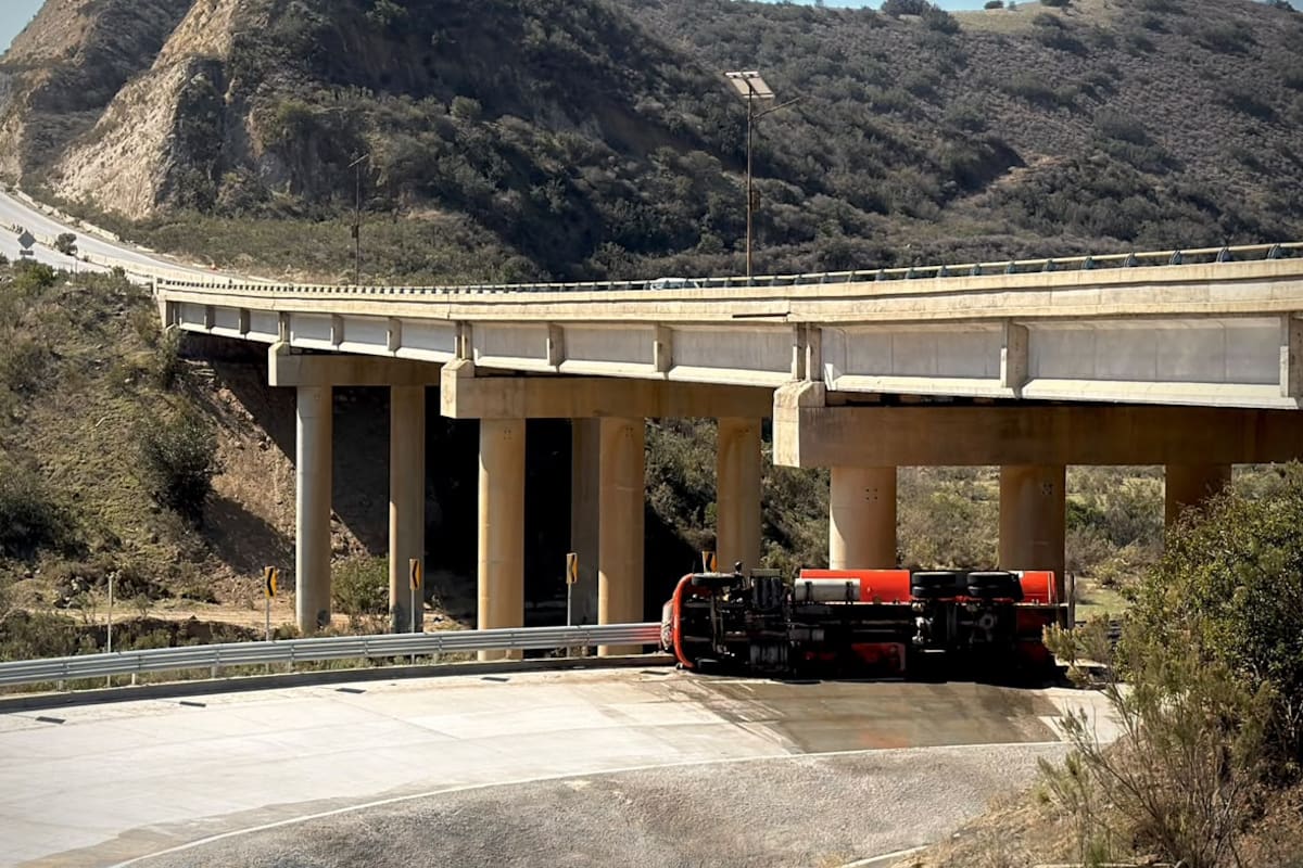 Vuelca pipa de combustible en el bulevar 2000, entre Tijuana y Rosarito