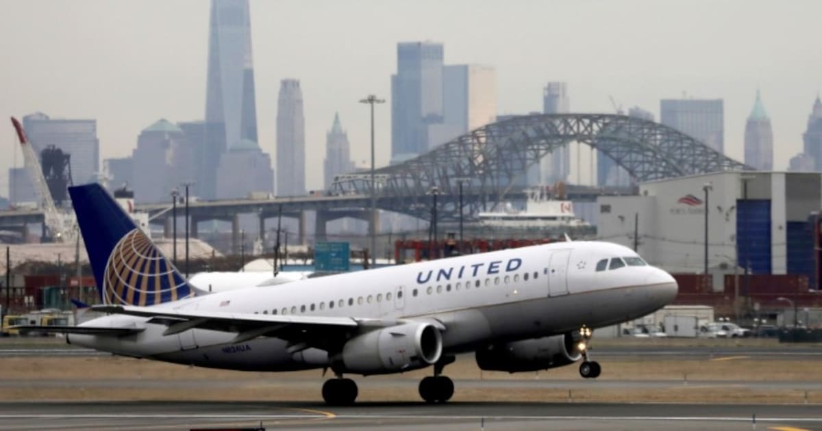 Pasajero de 25 años amenazó presuntamente con secuestrar un avión de United Airlines y estrellarlo por lo que el vuelo regresó a Las Vegas y fue arrestado