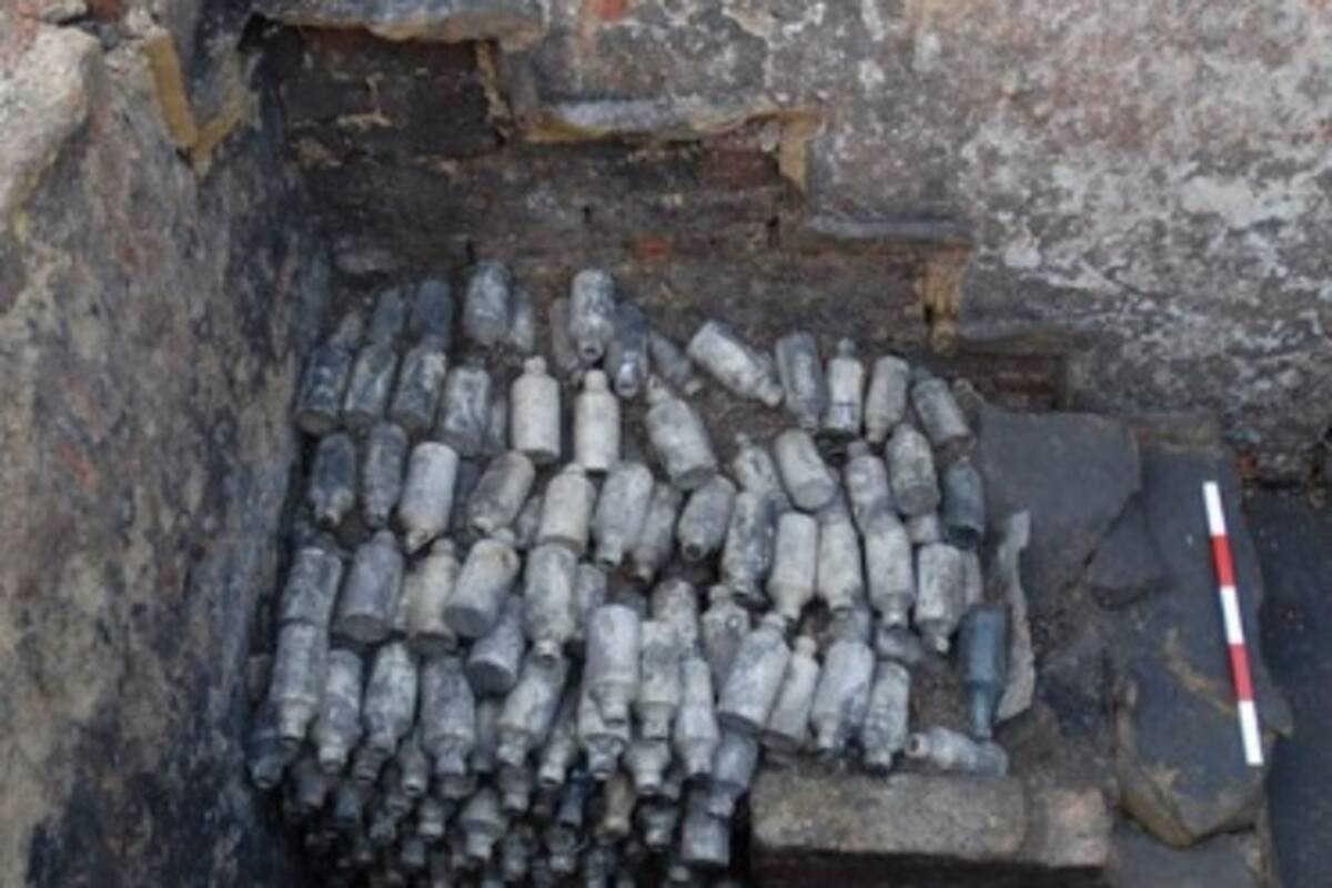 Hallan más de 600 botellas de cerveza de 130 años en el Reino Unido