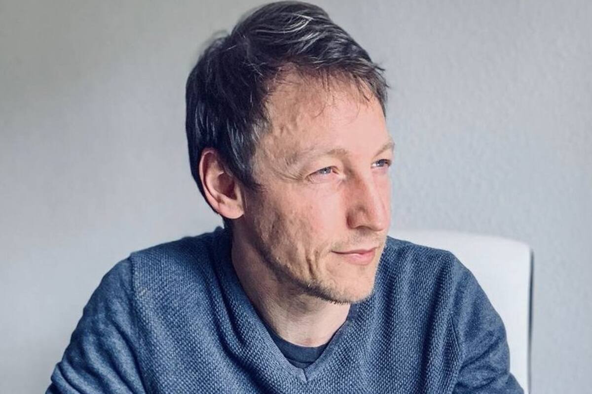 "Mi mamá me decía que era un boludo pensante": el científico uruguayo que ganó un importante premio de cosmología por investigar las "señales de un universo cuántico"