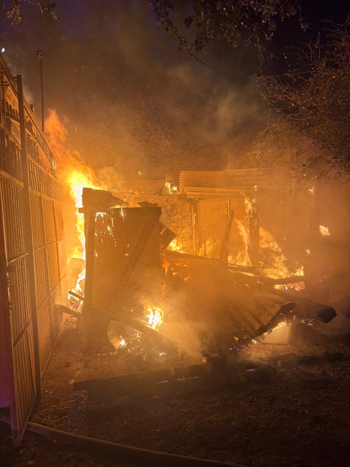 Elementos de emergencia atendieron uno de los incidentes registrados en Tijuana durante la jornada en la que Bomberos reportó 47 servicios. Foto: Cortesía