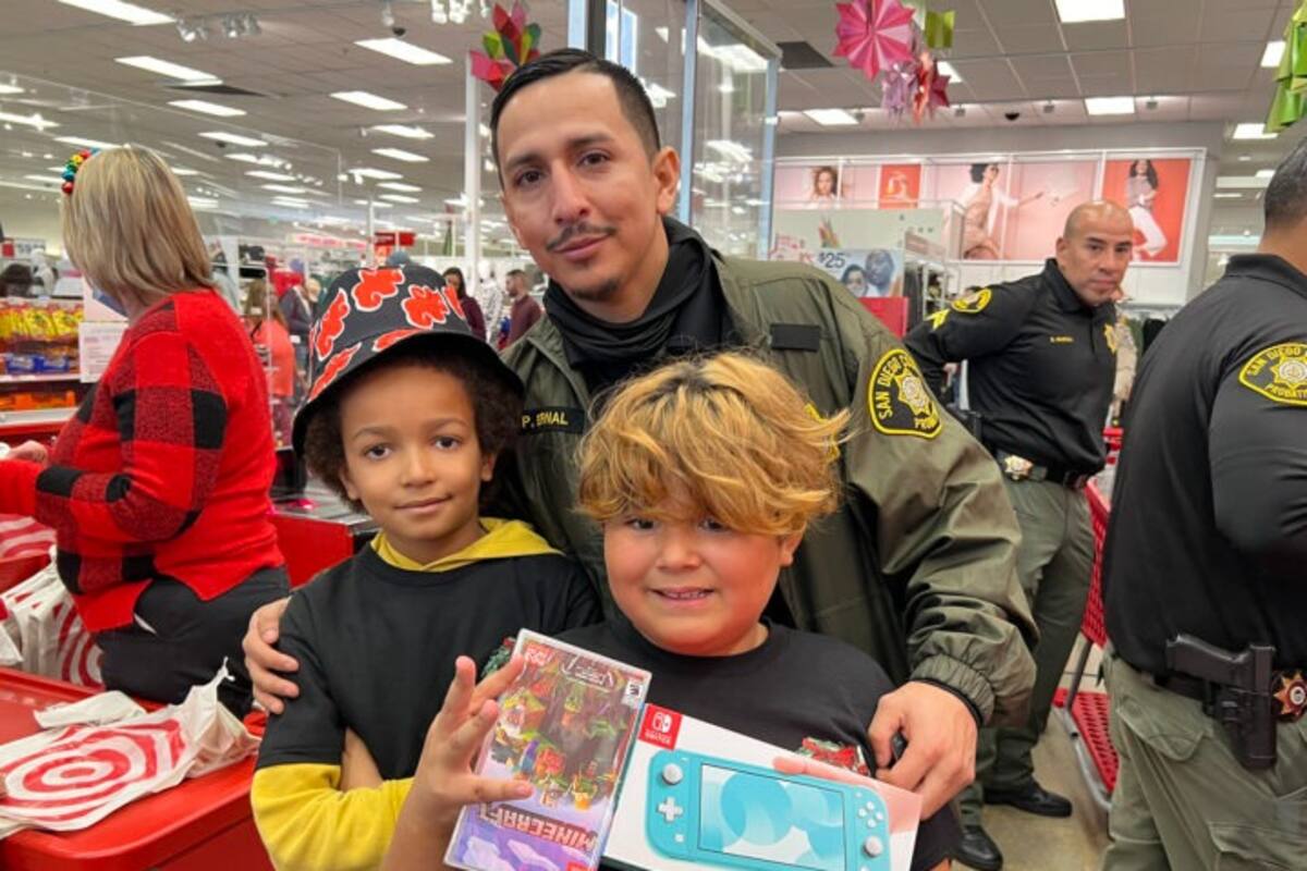 Niños se van de paseo y de compras con policías de San Diego