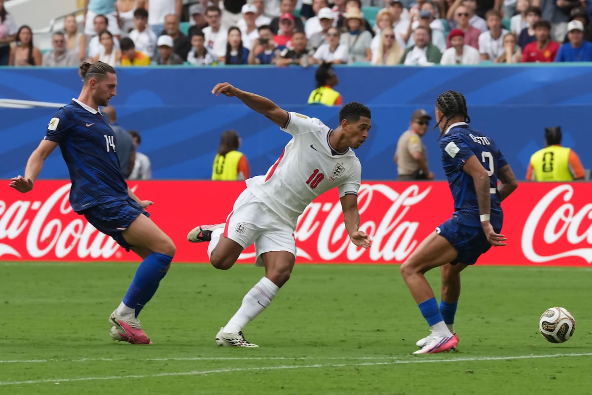 Adrien Rabiot (i) y Malo Gusto (d) de Francia disputan el balón con Jude Bellingham (c) de Inglaterra este sábado, en un partido por el tercer lugar del Mundial de la FIFA 2026 entre Francia e Inglaterra en el estadio Hard Rock en Miami (Estados Unidos). EFE/ Alberto Boal