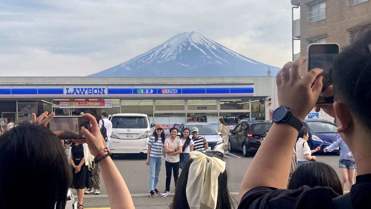 Las autoridades de Yamanashi buscan reducir los ascensos imprudentes al Monte Fuji fuera de temporada mediante planes de ruta y posibles cobros por rescates realizados con helicóptero. — Reuters