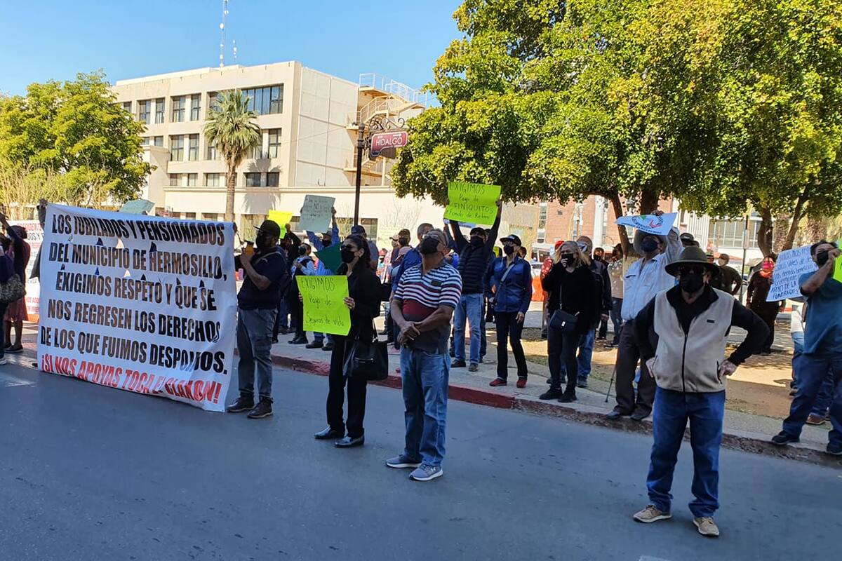 Jubilados y pensionados realizan marcha; piden audiencia con autoridades municipales de Hermosillo