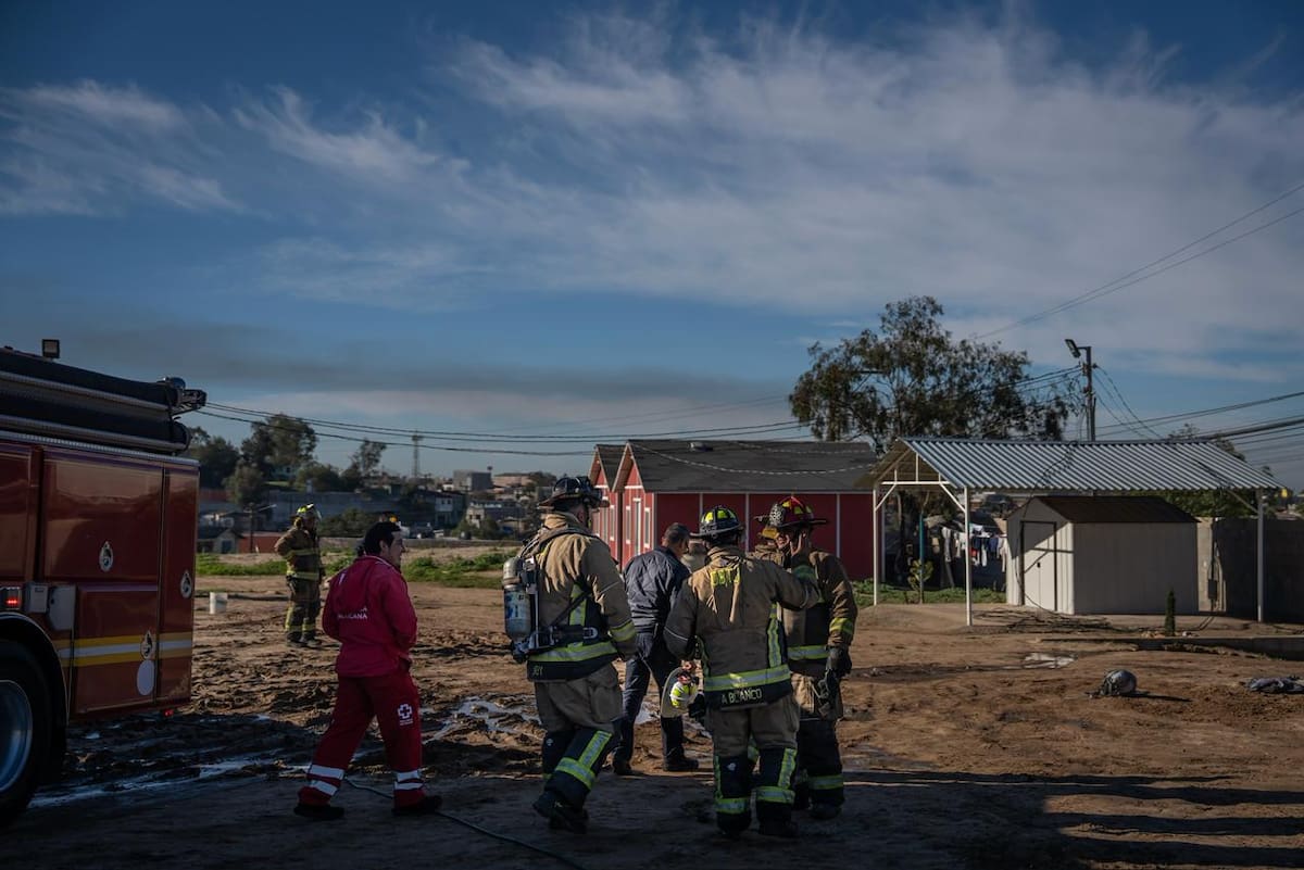 El incendio inició en una zona de viviendas dentro del albergue y dejó tres casas afectadas, sin personas heridas. Fotos: Border Zoom