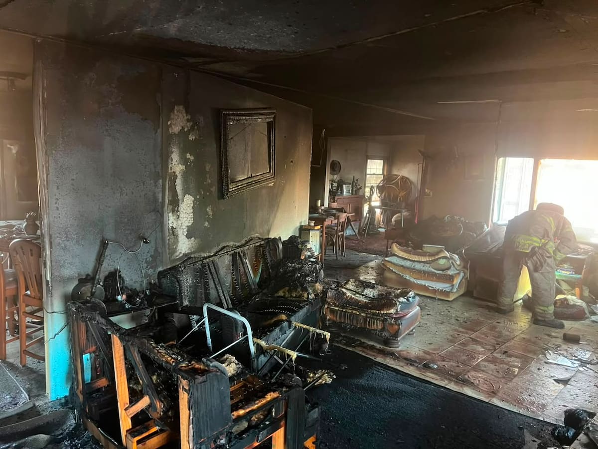 La víctima, de aproximadamente 70 años, fue rescatada por vecinos antes de la llegada de los bomberos y trasladada a un hospital con quemaduras en gran parte de su cuerpo. Foto: Cortesía