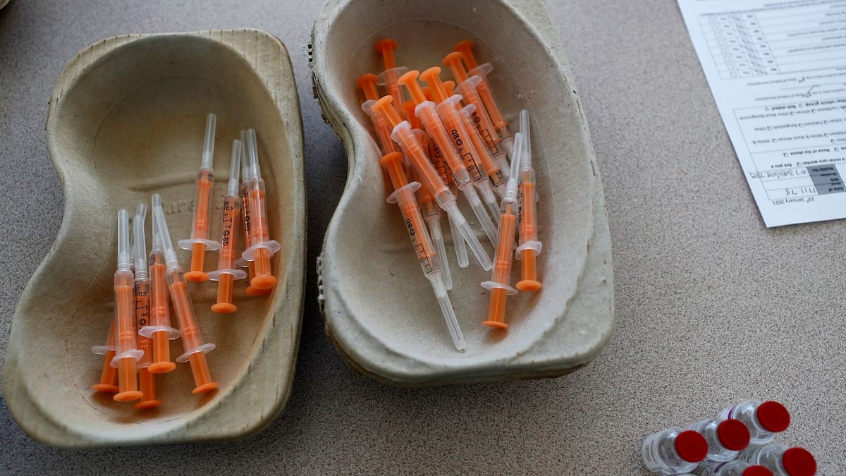 Varias jeringas llevaba mujer disfrazada de personal de salud en Sinaloa y que fue detenida dentro del hospital General de Culiacán Dr. Bernardo J. Gástélum