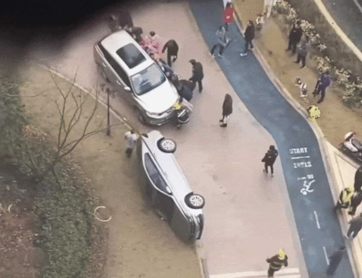 Vecinos vuelcan autos mal estacionados para permitir el paso de bomberos. / Naver News.