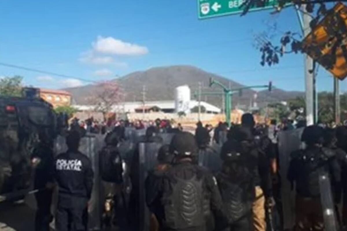 Normalistas se enfrentan a policías en Chiapas