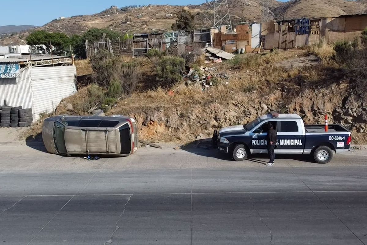 Volcadura en el bulevar 2000 deja a mujer lesionada y hospitalizada