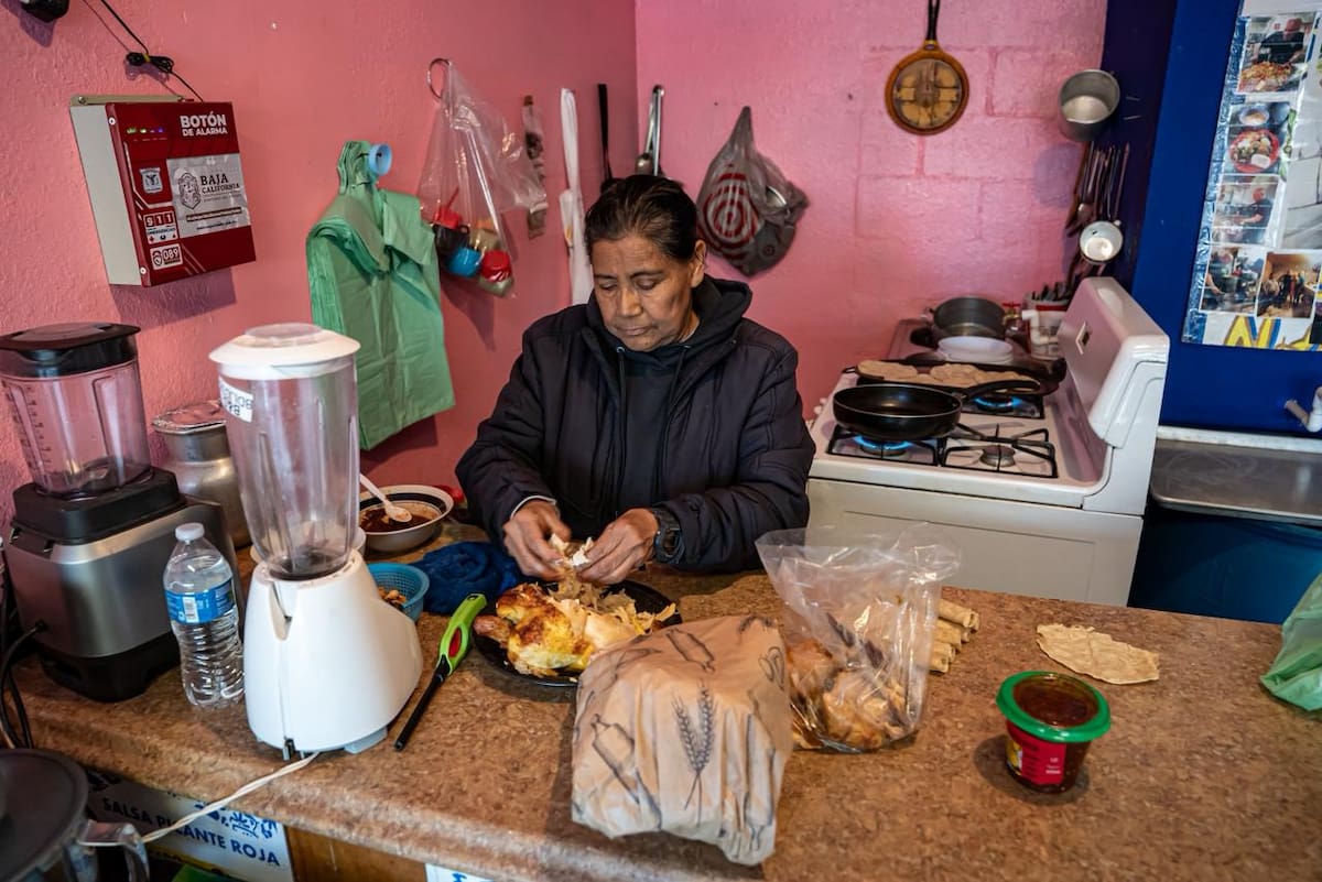 Esther Morales Guzmán, fundadora del proyecto “Comida Calientita”, señaló que la iniciativa atraviesa uno de sus momentos más complicados debido a la gentrificación y a la disminución de donaciones.